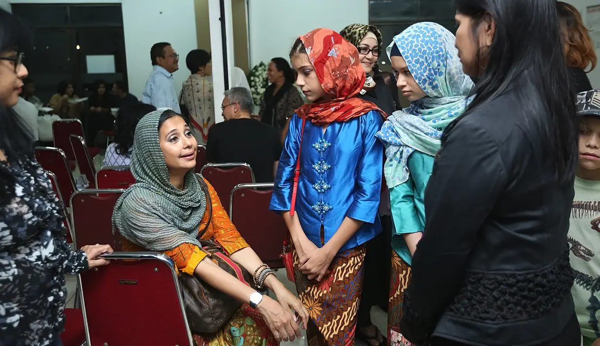 "Saya belum pernah mandiin jenazah, kecuali ibu saya ya. Sekarang Yana," tutur Ayu Azhari di rumah duka Rumah Sakit Fatmawati, Jakarta Selatan, Jumat (2/6/2017). (Bambang E.Ros/Bintang.com)