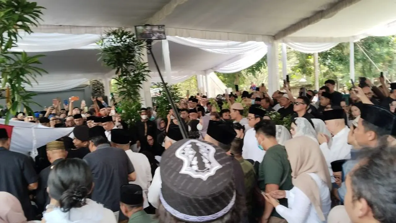 Warga antarkan jenazah Alex Noerdin ke TPU. (Antara)