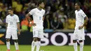 Jorge Claros, Carlo Costly dan Jerry Bengtson (Honduras - dari kiri ke kanan) terdiam usai dikalahkan Ekuador 1-2 di penyisihan Piala Dunia 2014 di Stadion Baixada, Curitiba, Brasil, (21/6/2014). (REUTERS/Henry Romero)