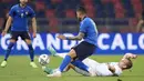 Pemain Italia, Emerson Palmier, berebut bola dengan pemain Republik Ceko, Michael Sadilek, pada laga uji coba di Stadion di Reanto Dall'Ara, Sabtu (5/6/2021). Italia menang dengan skor 4-0. (AP/Antonio Calanni)