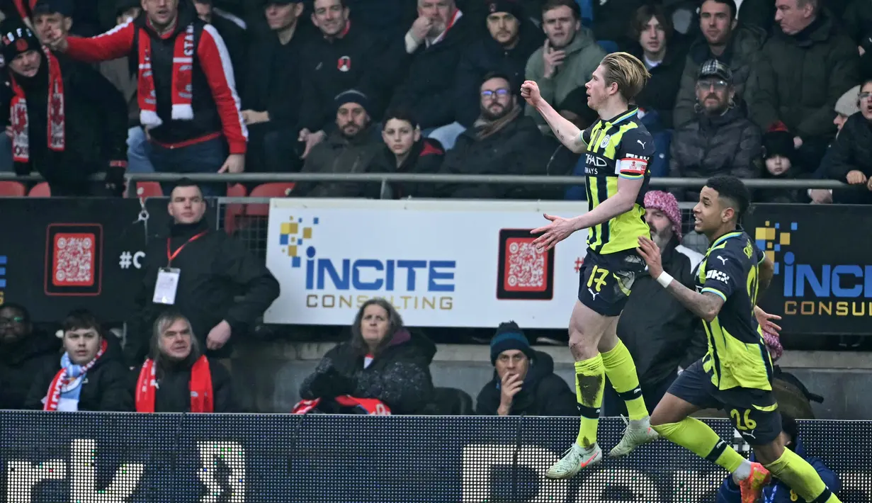 Manchester City susah payah mengandaskan Leyton Orient dengan skor tipis 2-1 dalam laga putaran keempat FA Cup 2024/2025 yang dihelat di Brisbane Road, London, Sabtu (8/2/2025) malam WIB. Man City sempat tertinggal lebih dulu akibat gol bunuh diri Stefan Ortega Moreno di babak pertama. City bangkit di babak kedua dan berbalik menang lewat gol Abdukodir Khusanov dan Kevin De Bruyne. (AFP/Justin Tallis)
