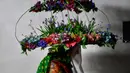Seorang peserta mengenakan kostum, topeng dan topi yang dikenal sebagai '' Ttutturo '' saat mengikuti karnaval di desa Pyrenees Leitza, Spanyol (30/1). Ttutturo ini dihiasi pita dan bulu. (AP Photo / Alvaro Barrientos)