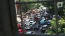 Suasana kendaraan terjebak macet di i Jalan Lenteng Agung Raya, Tanjung Barat, Jakarta Selatan, Selasa (20/10/2020). Mulai meningkatnya aktivitas warga selama PSBB transisi menyebabkan kemacetan kembali terjadi di sejumlah titik Ibu Kota. (Liputan6.com/Immanuel Antonius)