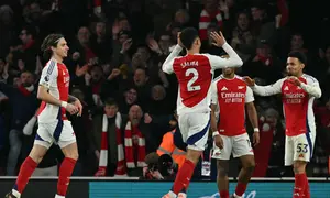 Gelandang Arsenal asal Inggris Ethan Nwaneri (kanan) merayakan gol kelima mereka bersama rekan satu tim selama pertandingan sepak bola Liga Primer Inggris antara Arsenal dan Manchester City di Stadion Emirates di London pada 2 Februari 2025.Glyn KIRK / AFP