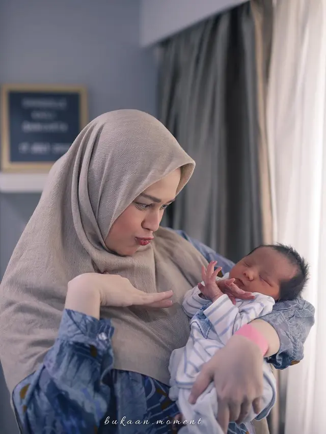 6 Pemotretan Cut Meyriska Bareng Anaknya Ini Curi Perhatian