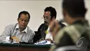 Muhtar Ependi berdiskusi dengan penasehat hukumnya saat menjalani sidang lanjutan di Pengadilan Tipikor, Jakarta, Kamis (15/1/2015). (Liputan6.com/Miftahul Hayat)
