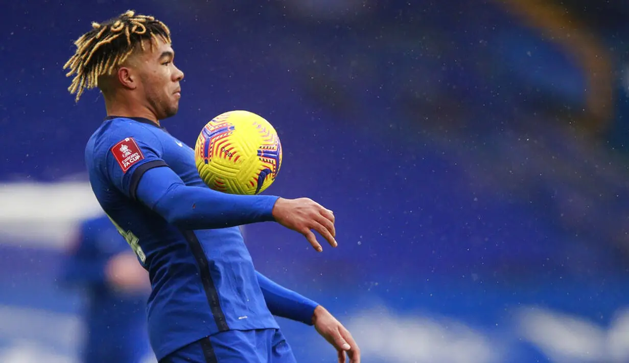 Pemain Chelsea, Reece James, mengontrol bola saat melawan Luton Town pada laga Piala FA di Stadion Stamford Bridge, Minggu (24/1/2021). Chelsea menang dengan skor 3-1. (AP/Ian Walton)