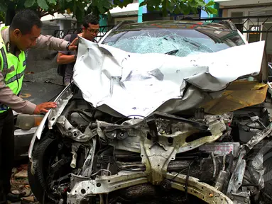 Bangkai mobil Mitsubishi Outlander maut yang telah dibawa petugas ke kantor Polres Jakarta Selatan, Rabu (21/1/2015). (Liputan6.com/Faisal R Syam)