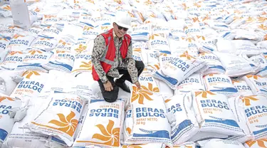 Direktur Utama Perum Bulog Budi Waseso saat meninjau aktivitas bongkar muat beras impor di Pelabuhan Tanjung Priok, Jakarta, Jumat (16/12/2022). Perum Bulog mendatangkan 5.000 ton beras impor asal Vietnam guna menambah cadangan beras pemerintah (CBP) yang akan digunakan untuk operasi pasar. (Liputan6.com/Faizal Fanani)