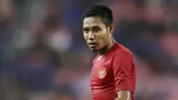 Gelandang Timnas Indonesia, Evan Dimas, mengamati rekannya saat melawan Thailand pada laga Piala AFF 2018 di Stadion Rajamangala, Bangkok, Sabtu (17/11). Thailand menang 4-2 dari Indonesia. (Bola.com/M. Iqbal Ichsan)