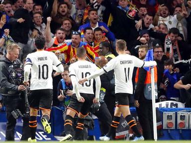 Penyerang Valencia, Rodrigo Moreno, melakukan selebrasi usai membobol gawang Chelsea pada laga Liga Champions di Stadion Stamford Bridge, Selasa (17/9/2019). Chelsea takluk 0-1 dari Valencia. (AP/Frank Augstein)