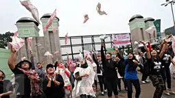 Massa melemparkan serbet saat melakukan unjuk rasa di depan Gedung DPR, Jakarta, Rabu (7/10). Massa Jaringan Nasional Advokasi Pekerja Rumah Tangga (Jala PRT)  mendesak DPR dan pemerintah mengesahkan UU Perlindungan PRT. (Liputan6.com/Immanuel Antonius)