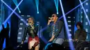 Momo Geisha berkolaborasi bersama Giring dan Randi Nidji menyanyikan "Kamu yang Pertama" dalam peluncuran album terbaru Geisha di Studio Penta SCTV, Jakarta, Selasa (13/05/14). (Liputan6.com/Andrian Martinus)