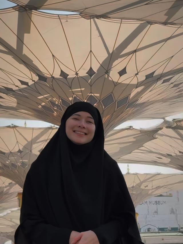 Iris Wullur Umroh