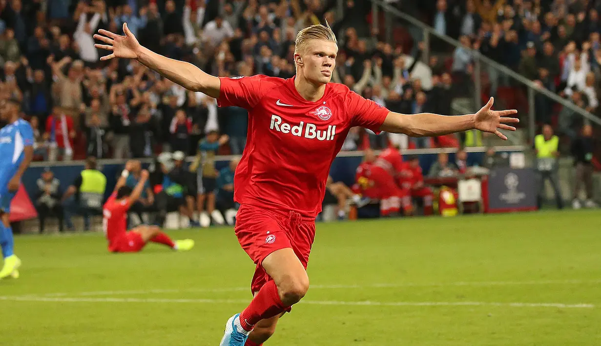 Penyerang Red Bull Salzburg, Erling Haaland (tengah) berselebrasi usai mencetak gol ke gawang Genk di Salzburg, Austria (17/9/2019). Remaja 19 tahun asal Norwegia ini tampil sensasional mencetak hattrick di matchday pertama Liga Champions. (Krugfoto/Apa/AFP)