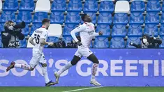 Penyerang AC Milan asal Portugal, Rafael Leao (kanan) berselebrasi usai mencetak gol ke gawang Sassuolo pada pertandingan lanjutan Liga Serie A Italia di di stadion Mapei (20/12/2020). Leao Hanya butuh waktu 6 detik untuk bisa bikin gol dalam laga tersebut. (AFP/Alberto Pizzoli)