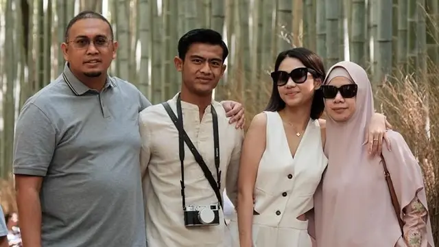 6 Momen Pratama Arhan Liburan Bareng Azizah Salsha dan Mertua di Kyoto, Kompak Banget