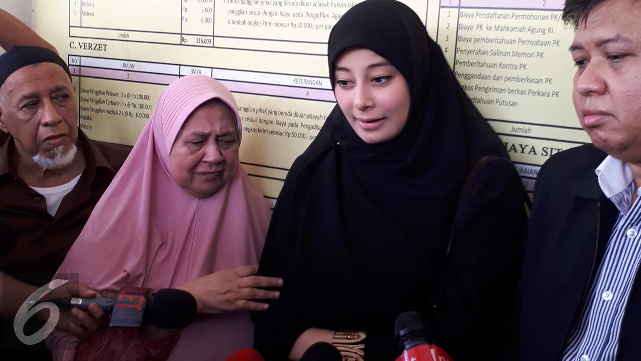 Istri Ustaz Ahmad Alhabsyi, Putri Aisah Aminah. 