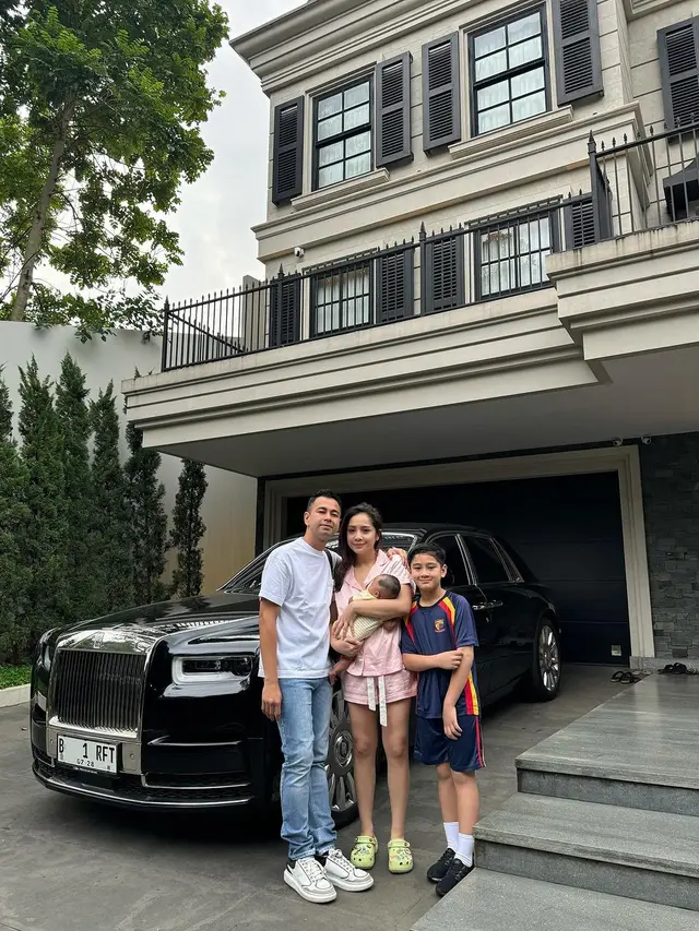 6 Potret Gemas Baby Lily yang Wajahnya Perdana Diungkap, Disebut Mirip Rayyanza