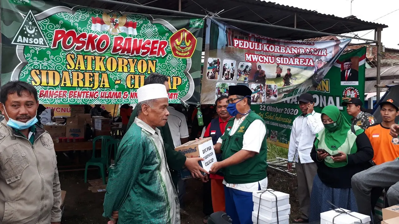 PKB Jateng dan Cilacap, menyalurkan bantuan di posko kemanusiaan NU dan jaringannya dalam penanganan banjir Cilacap. (Foto: Liputan6.com/Muhamad Ridlo)
