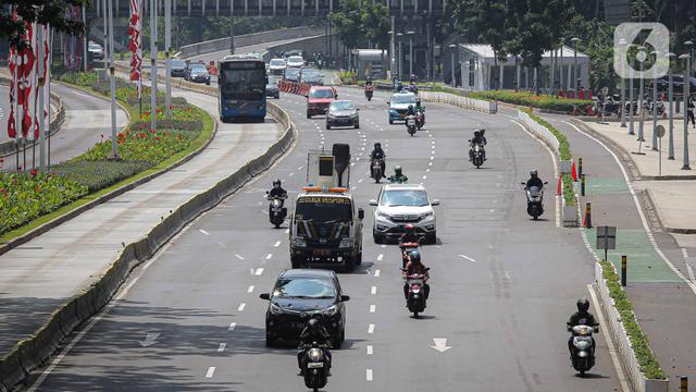 <span>Sejumlah kendaraan melintas di kawasan Jalan Sudirman, Jakarta, Rabu (11/8/2021). Mulai 12 Agustus 2021, Polda Metro Jaya bakal kembali menerapkan aturan ganjil genap di sejumlah ruas jalan Ibu Kota dan meniadakan kebijakan penyekatan yang diterapkan selama PPKM Level 4. (Liputan6.com/Faizal Fanani)</span>
