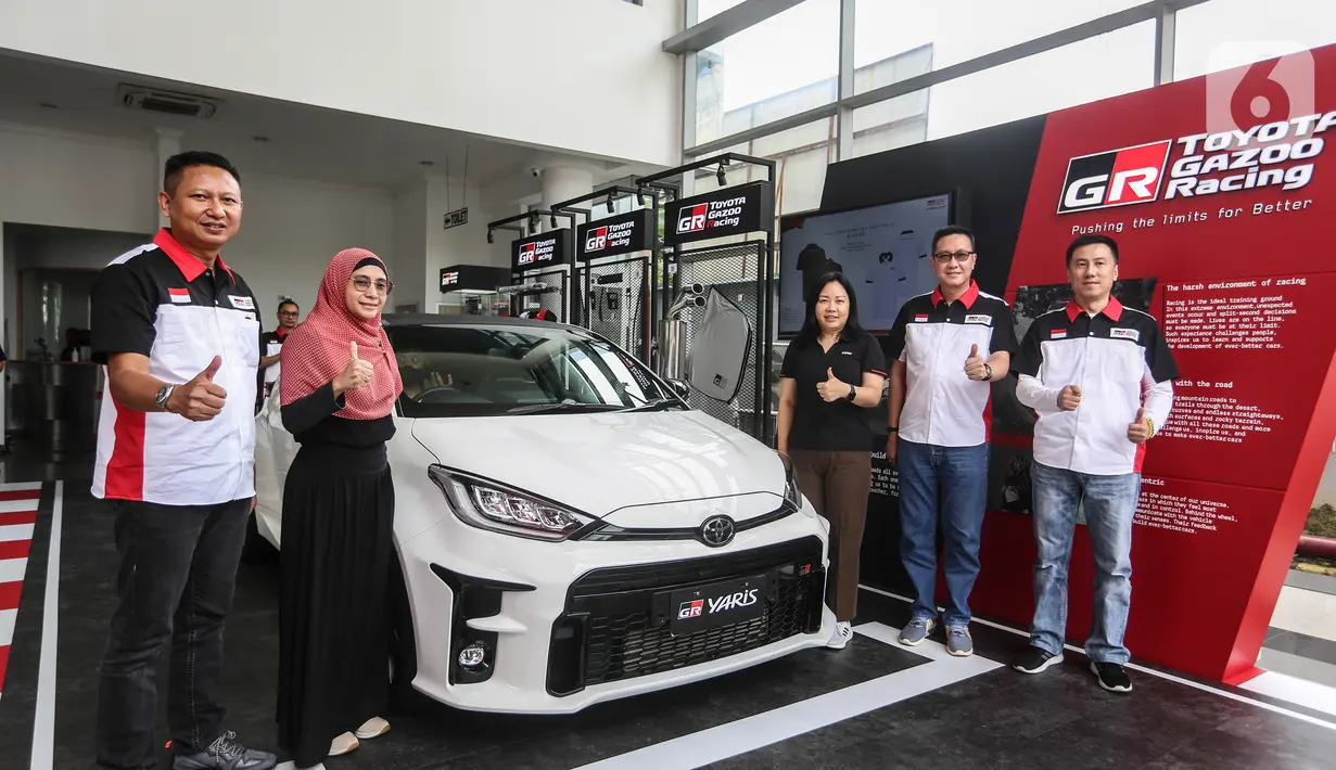 PT. Toyota-Astra Motor Shita Kurniawati, GR Task Force Leader PT. Toyota-Astra Motor, Sopida Kurokawa, Regional Business Division Head Auto2000 Area DKI, Gondo Handoko, Branch Head Auto2000 Tebet Saharjo Agus Salim (kiri ke kanan) saat menghadiri acara GR Zone Pertama di Cabang Auto2000 Tebet Saharjo, Jakarta, Rabu (7/12/2022). Auto2000 menghadirkan GR Zone untuk memberikan akses yang lebih dekat dan lebih mudah kepada masyarakat terhadap seluruh informasi dan excitement Toyota Gazoo Racing di Cabang Auto2000 Tebet Saharjo Jakarta. (Liputan6.com/Johan Tallo)