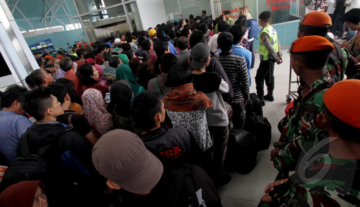Ratusan penumpang Lion Air mengantri untuk mendapatkan pengembalian uang (refund), Jakarta, Jumat (20/2/2015). Adanya refund akibat penundaan keberangkatan sejumlah rute penerbangan Lion Air sejak Rabu (18/2/2015). (Liputan6.com/Faisal R Syam)