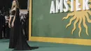 Margot Robbie berpose untuk fotografer setibanya di pemutaran perdana film 'Amsterdam' di London, Rabu, 21 September 2022. Adapun glamnya, Margot memiliki rambut pirang yang disorot ke bawah dan berpisah di tengah sementara lurus alami sementara mata smokey gerah dan bibir telanjang mengkilap melengkapi penampilannya. (Photo by Vianney Le Caer/Invision/AP)