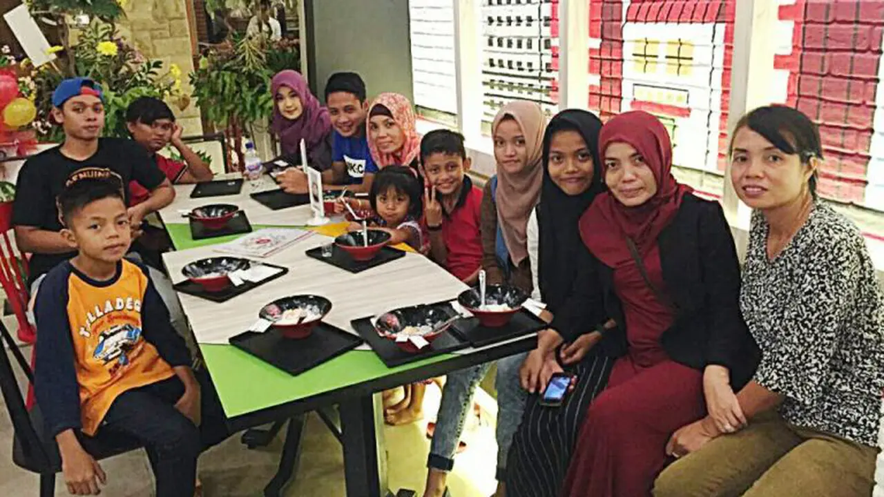 Evan Dimas dan keluarga besarnya bersama sang kekasih, Ishardianti Rahma