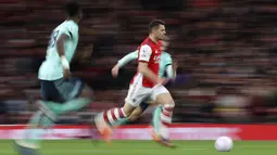 Gelandang Arsenal, Granit Xhaka membawa bola saat bertanding melawan Leicester City pada pertandingan lanjutan Liga Inggris di Stadion Emirates, di London, Senin (14/3/2022). Arsenal menang atas Leicester City 2-0. (AP Photo/Ian Walton)