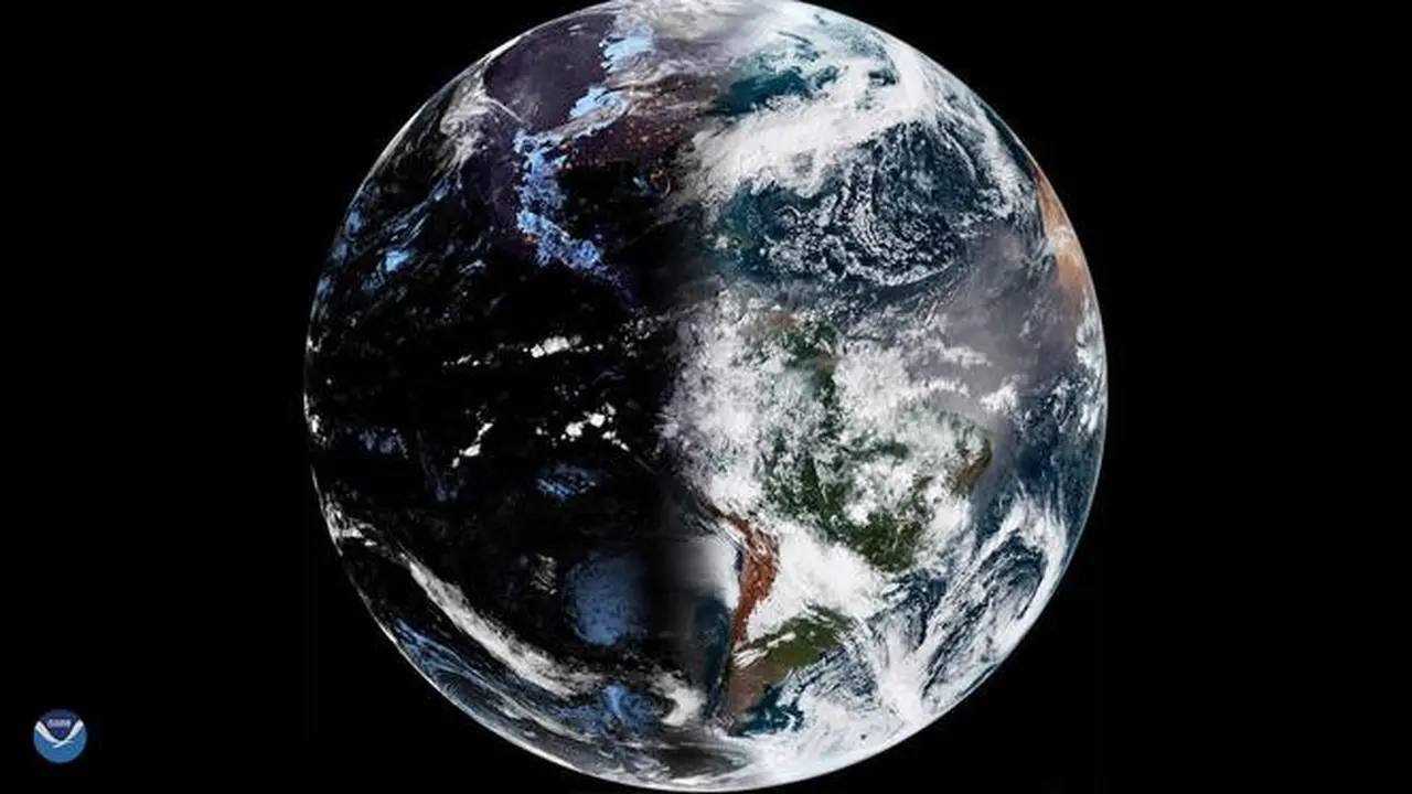 Cahaya terang dan gelap di Bumi dari angkasa luar. (NOAA)