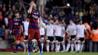 Gelandang Barcelona, Ivan Rakitic, tampak murng usai takluk dari Valencia pada laga La Liga Spanyol di Stadion Camp Nou, Barcelona, Minggu (17/4/2016). Barca kini hanya unggul selisih gol dari Atletico pada klasemen Liga Spanyol. (AFP/Josep Lago)
