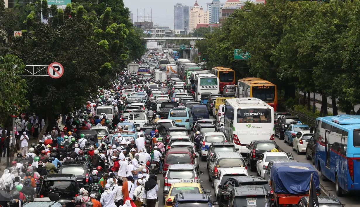 Kendaraan terjebak kemacetan di Jalan Salemba Raya, Jakarta, Jumat (2/12). Tingginya mobilisasi massa yang akan mengikuti Aksi 2 Desember mengakibatkan sejumlah ruas jalan menuju Monas macet total. (Liputan6.com/Immanuel Antonius)