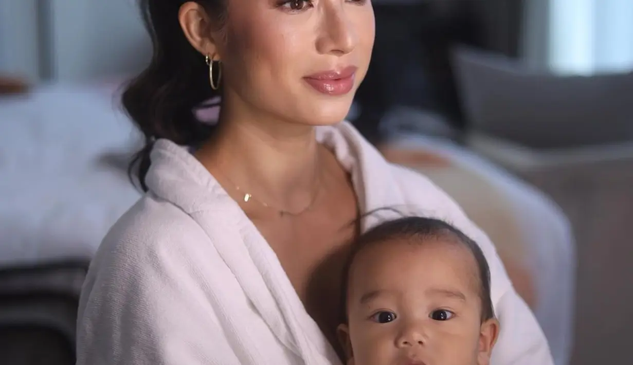 Rambut ditata high ponytail, dengan riasan wajah bernuansa nude yang lembut. [Foto: Instagram/jenniferbachdim]