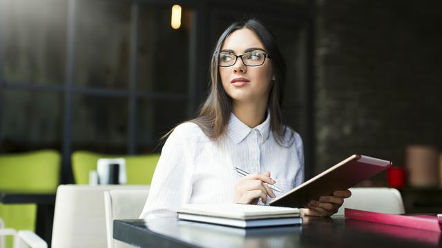 Ilustrasi perempuan dengan otak cerdas