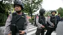 Petugas berjaga jaga di depan Mapolresta Solo yang ditutup pasca ledakan bom bunuh diri, Solo, Jawa Tengah, (5/7).Sampai saat ini Polda Jawa Tengah bersama tim dari Mabes Polri dan tim Densus 88, masih terus menyelidiki peristiwa tersebut. (Boy Harjanto)