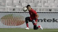 Kiper Persija Jakarta, Shahar Ginanjar, menangkap bola saat latihan di SUGBK, Jakarta, Jumat (2/8). Jelang menghadapi Arema FC, Macan Kemayoran gelar latihan tertutup. (Bola.com/YoppyRenato)