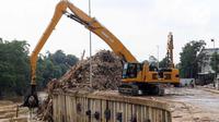 Ilustrasi penggunaan alat berat di Saringan Sampah TB Simatupang (SSTBS). (Liputan6/Herman Zakharia)