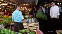 Presiden Joko Widodo (Jokowi) blusukan ke Pasar Bogor yang berlokasi di Jalan Roda, Kota Bogor, Selasa (30/10) malam. Presiden ingin mengetahui langsung dan memastikan harga-harga bahan pokok di pasar stabil. (Liputan6.com/HO/Biro Pers Setpres)