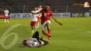 Penjaga gawang Kyrgyzstan, Ruslan Amirov kerepotan dan berjibaku menahan serangan yang dibangun Titus Bonai (Liputan6.com/ Helmi Fithriansyah)