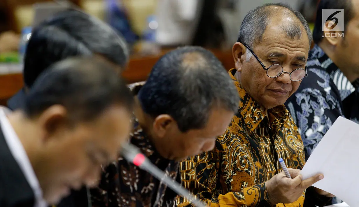 Ketua KPK Agus Rahardjo (kanan) saat mengikuti rapat dengan Komisi III DPR di Kompleks Parlemen, Jakarta, Rabu (12/6/2019). Rapat tersebut membahas Rencana Kerja dan Anggaran (RKA) K/L Tahun Anggaran 2020. (Liputan6.com/JohanTallo)