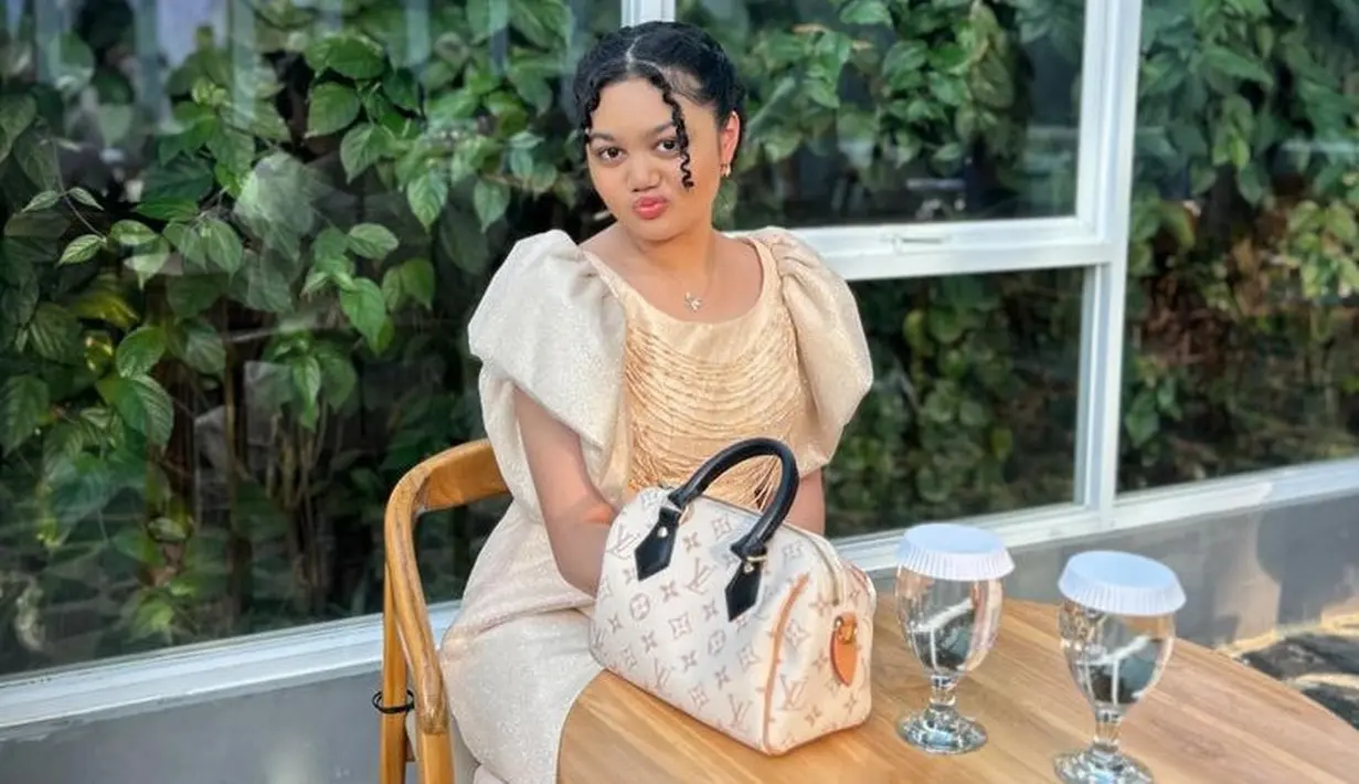 Dalam momen bahagia ini, Amora memilih mengenakan tampilan feminim dengan dress panjang selutut warna beige. Dress pun memiliki aksen beads di bagian dada dan bagian lengan dengan model lebar. [@anggi30_]