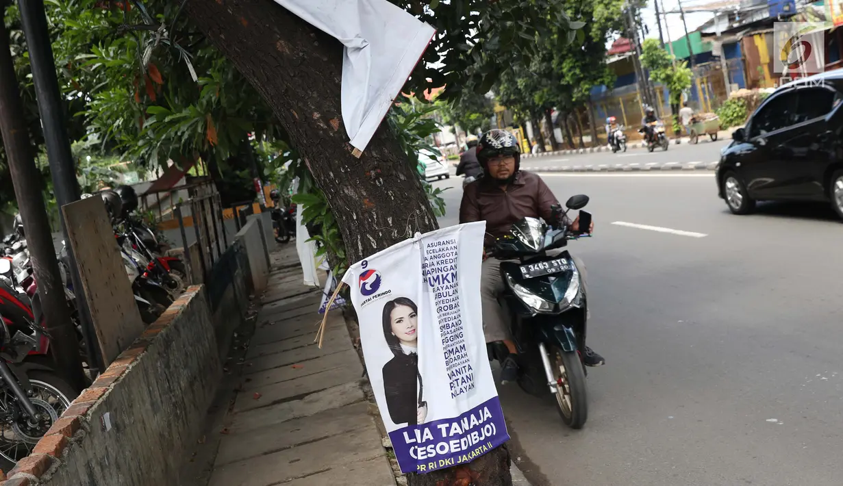 Sejumlah Alat Paraga Kampanye masih terlihat di pinggir Jalan Raya Pasar Minggu, Jakarta, Minggu (14/4). Memasuki masa tenang jelang pelaksanaan Pemilu 2019, sejumlah Alat Paraga Kampanye masih terlihat bertebaran di beberapa ruas jalan. (Liputan6.com/Helmi Fithriansyah)