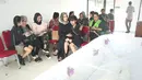 Ayu Azhari, sebagai sahabat ia sudah hadir di rumah duka sejak pagi. Ia pun mengaku ikut memandikan jenazah Yana Zein, dan ini menjadi pengalaman ke duanya. Sebelumnya, Ayu pernah memandikan jenazah ibundanya. (Bambang E.Ros/Bintang.com)