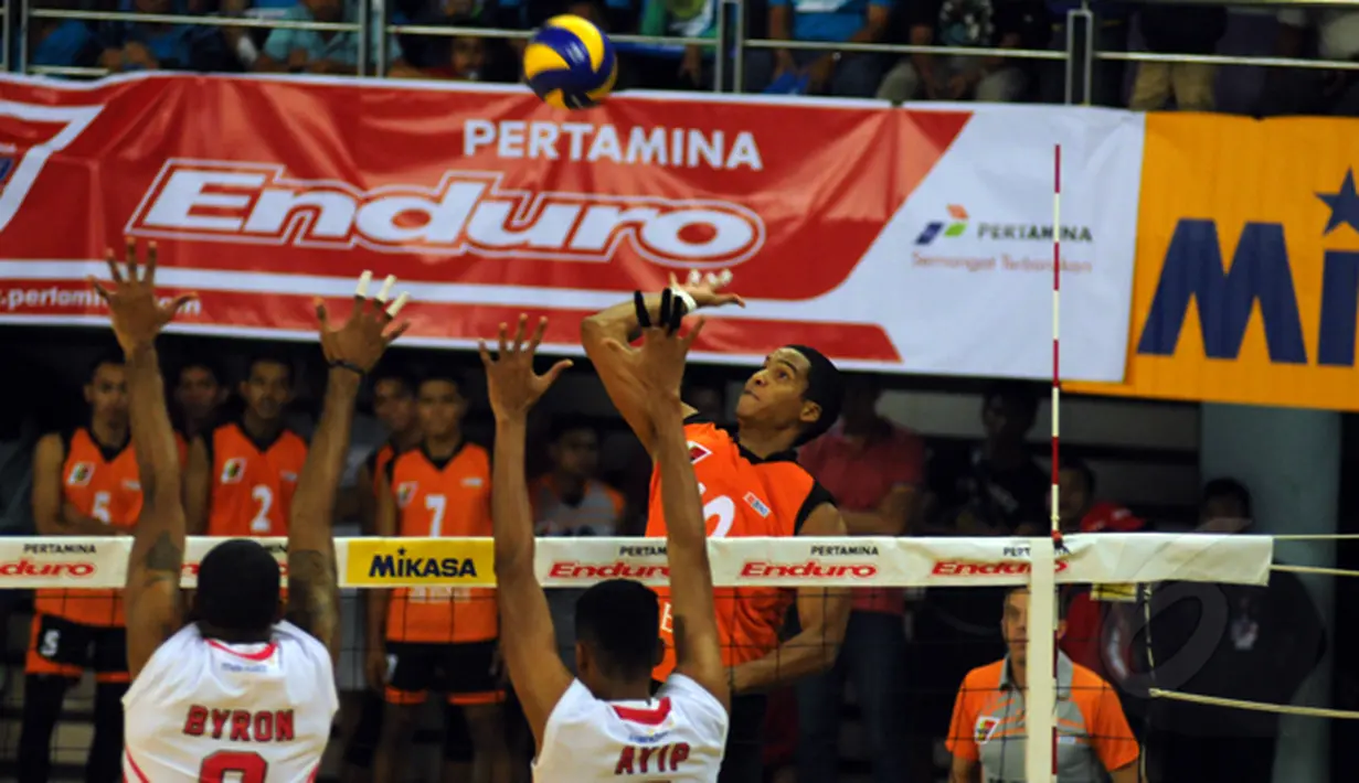 Pevoli putra Jakarta BNI 46, Jorge Mencia (kanan) melakukan smesh saat berlaga melawan Jakarta Pertamina Energy di Pertamina Proliga 2015, Dome Sport Balikpapan, (7/2/2015). Jakarta Pertamina Energy unggul 3 set langsung. (Liputan6.com/Helmi Fithriansyah)