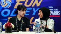 Pemain Red Sparks, Megawati Hangestri Pertiwi (kanan) bercanda dengan Yeum Hye-seon saat konferensi pers jelang laga Fun Volleyball 2024 melawan Indonesia All Stars di Hotel Mulia, Senayan, Jakarta, Jumat (19/04/2024). (Bola.com/Bagaskara Lazuardi)