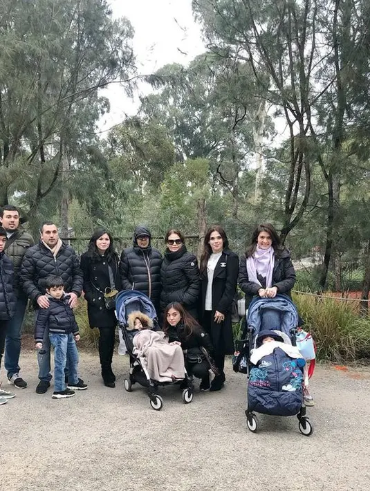 Wajar saja jika kedua anaknya tampak, karena ayahnya juga punya wajah yang ganteng. Ditambah lagi Carissa Putri yang cantik [instagram/carissa_puteri]