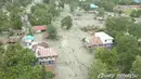 Pandangan umum menunjukkan dampak banjir bandang yang menerjang Distrik Sentani, Kabupaten Jayapura, Papua, Minggu (17/3). Berdasarkan data BNPB, banjir bandang pada Sabtu (16/3) itu mengakibatkan 58 orang tewas. (Edward Hehareuw/via REUTERS)