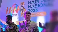 Wali Kota Surabaya, Eri Cahyadi (Kiri) saat menerima penghargaan "Trofi Abyakta" Anugerah Kebudayaan PWI (AK-PWI) Pusat 2023.