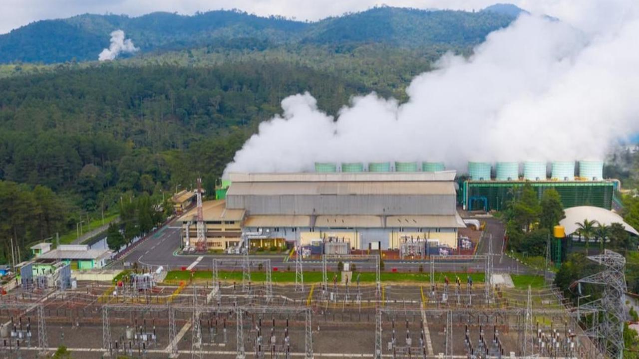 Selain itu, transisi energi juga mendorong pemerataan pembangunan karena dengan EBT bisa dibangun industri berbasis hijau.